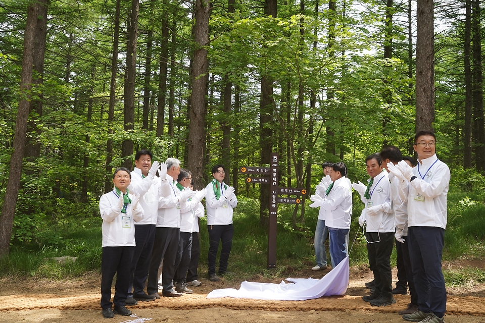 남성현 산림청장이 26일 강원 태백시 만항재에서 열린 ‘백두대간 사랑운동 캠페인’에서 관계자들과 제막식을 하고 있다.