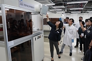 오유경 식품의약품안전처장이 25일 부산시 연제구 부산지방식품의약품안전청에서 일본산 활가리비에 대한 방사능 검사 현장을 점검하고 있다.