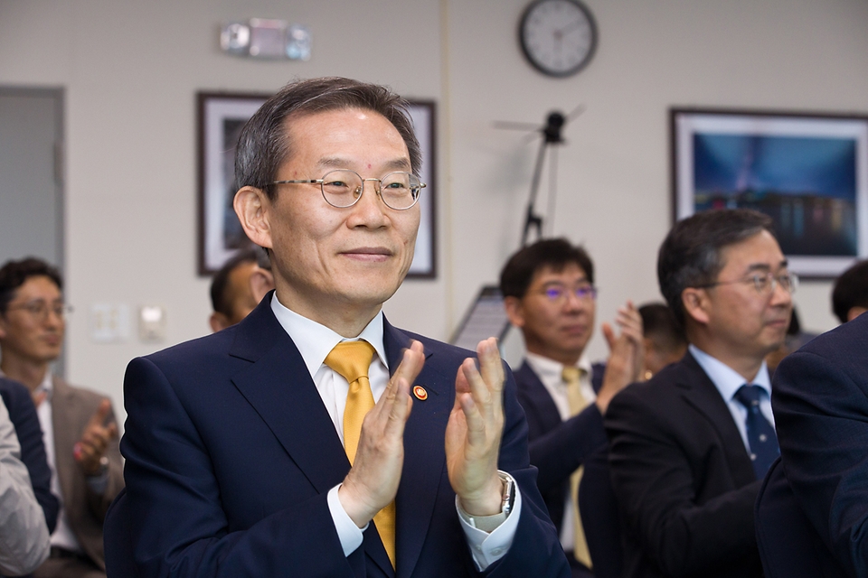 이종호 과학기술정보통신부 장관이 25일 전남 고흥군 나로우주센터에서 누리호 3차 발사를 참관하며 박수를 치고 있다.