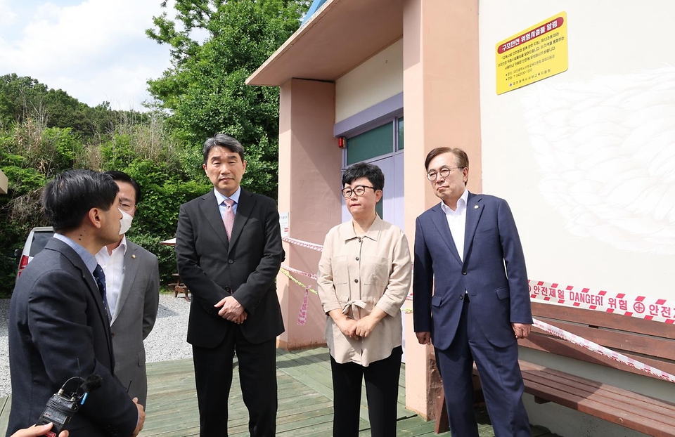 이주호 사회부총리 겸 교육부 장관이 26일 학교폭력 피해학생을 위한 기숙형 지원기관인 대전시 유성구 해맑음센터에서 관계자의 설명을 듣고 있다.