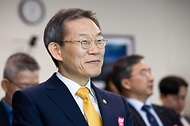 이종호 과학기술정보통신부 장관이 25일 전남 고흥군 나로우주센터에서 누리호 3차 발사를 참관하고 있다.