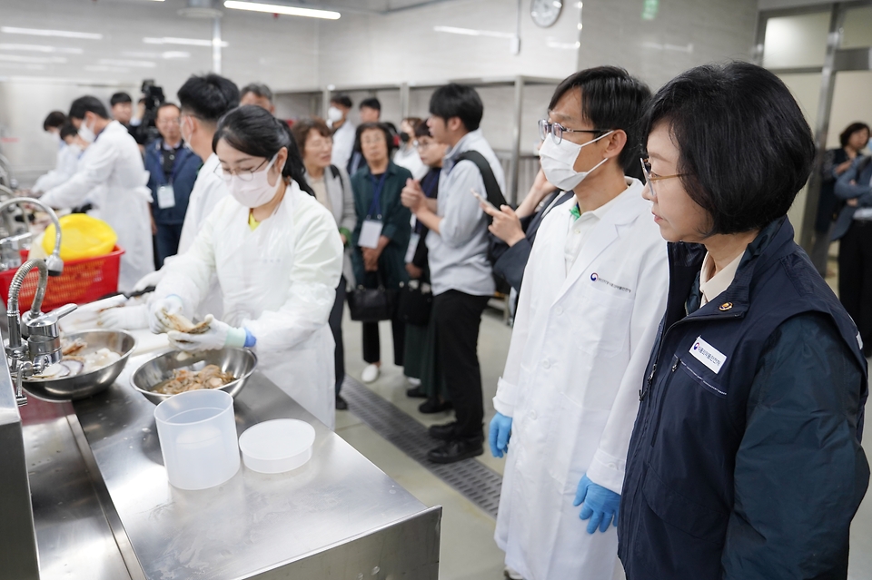 오유경 식품의약품안전처장이 25일 부산시 연제구 부산지방식품의약품안전청에서 일본산 활가리비에 대한 방사능 검사를 참관하고 있다.