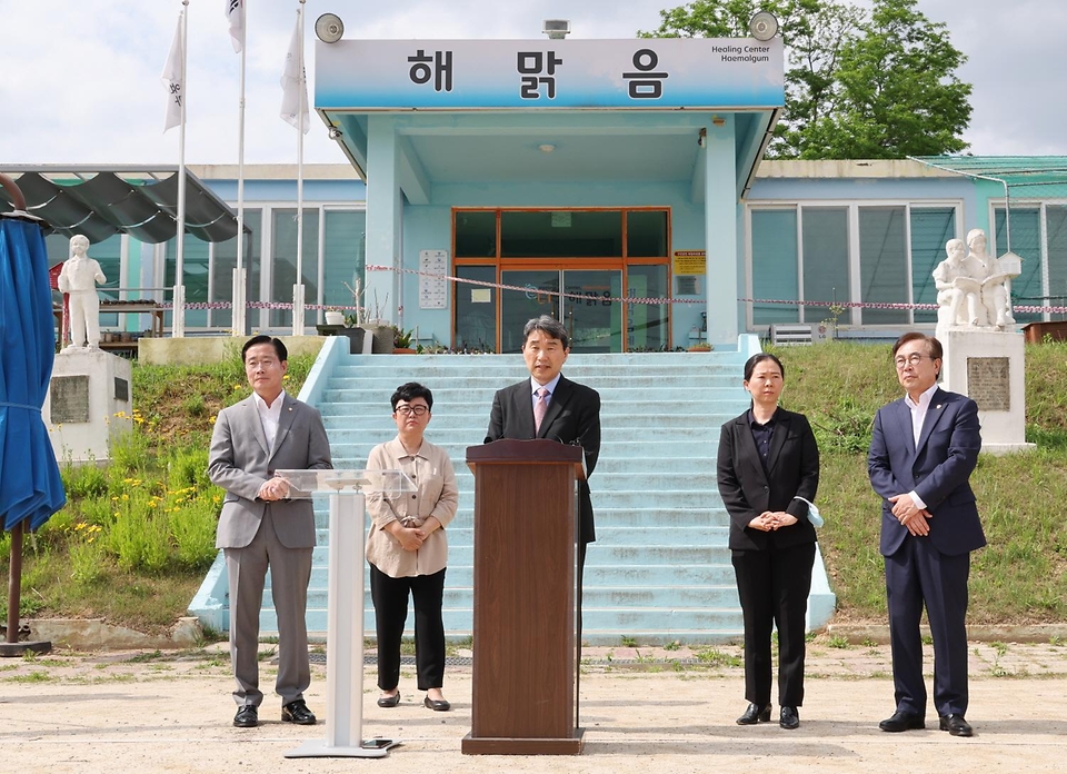 이주호 사회부총리 겸 교육부 장관이 26일 학교폭력 피해학생을 위한 기숙형 지원기관인 대전시 유성구 해맑음센터에서 발언하고 있다. 해맑음센터는 2013년부터 16개 시도교육청(제주 제외)의 대안교육을 위탁받아 운영되고 있다. 대전교육청의 폐교(구 대동초)를 활용하여 학교폭력 피해학생에 대한 치유·회복을 지원하고 있었으나, 최근 정밀안전진단 결과(E등급)에 따라 운영이 제한되었다.