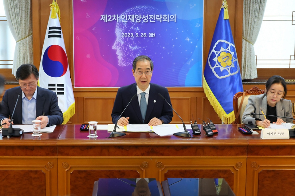 한덕수 국무총리가 26일 서울 종로구 정부서울청사에서 열린 ‘제2차 인재양성전략회의’를 주재하고 있다.