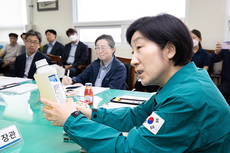 한화진 환경부 장관이 26일 서울 강서구 서울교통공사 방화차량사업소에서 방역 작업 시 사용하는 소독제가 환경부 승인 제품인지 확인하고 있다.