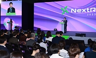 김주현 금융위원장이 1일 오전 서울 강남구 코엑스에서 KDB산업은행과 한국무역협회가 주관하고 벤처·스타트업 관련 5개 기관이 공동으로 개최하는 'NextRise 2023, Seoul' 박람회 개회식에 참석해 축사하고 있다.