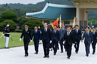 이완규 법제처장이 호국보훈의 달을 맞아 6월 1일 오후 법제처 국장급 이상 간부와 함께 대전 유성구 국립대전현충원을 방문해 호국영령을 기리며 참배하였다.