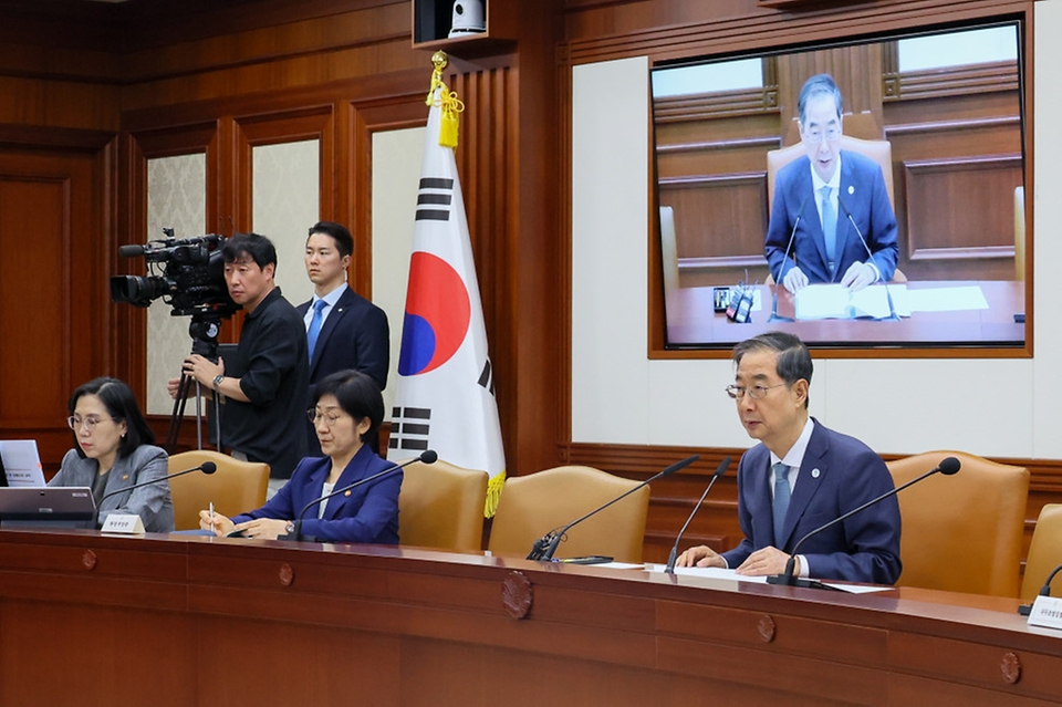 한덕수 국무총리가 31일 서울 종로구 정부서울청사에서 열린 ‘제23회 국정현안관계장관회의’를 주재하고 있다.