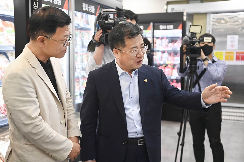 강경성 산업통상자원부 2차관이 31일 서울 송파구 롯데마트 제타플렉스점에서 식품매장 냉장고 문달기 사업 추진현장을 둘러보며 관계자와 대화하고 있다.