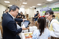 유제철 환경부 차관이 서울 강서구 홈플러스에서 열린 ‘2023년 녹색소비주간 개막행사’에서 어린이들과 함께 녹색소비 교육에 참여하고 있다.
