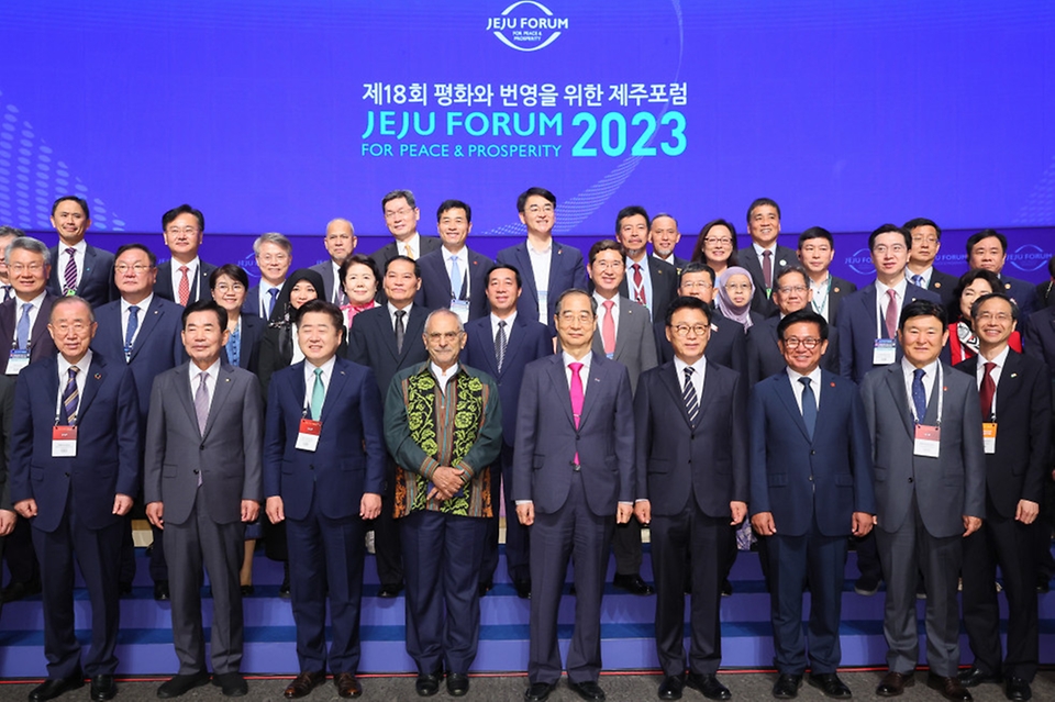 한덕수 국무총리가 1일 제주 서귀포시 제주컨벤션센터에서 열린 ‘제주포럼’ 개회식에서 참석자들과 기념촬영을 하고 있다.