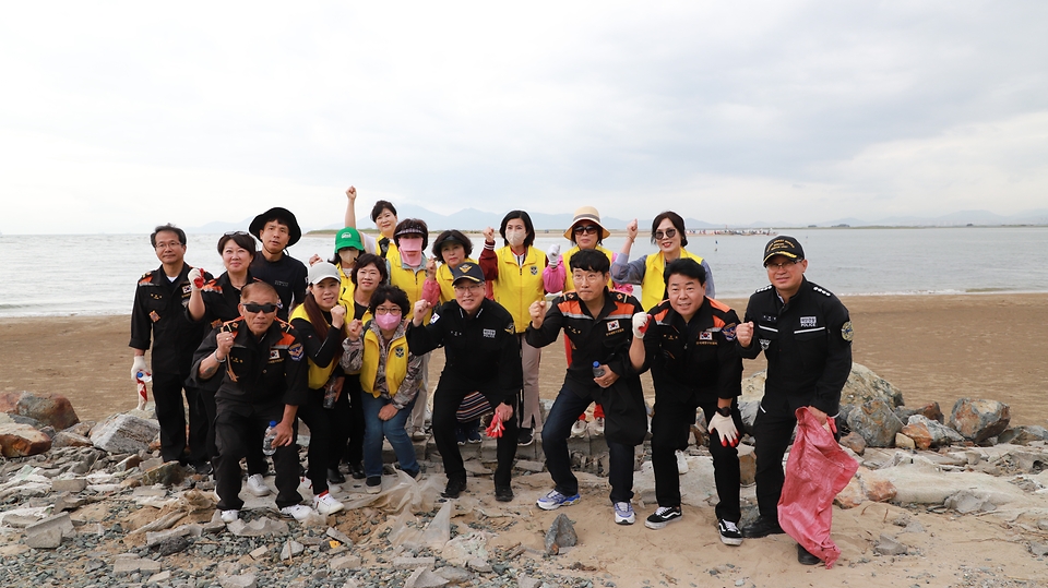 김종욱 해양경찰청장이 26일 부산 사하구 다대포 해수욕장에서 진행된 ‘제28회 바다의 날 기념 해양환경 정화 활동’을 마친 후 참석자들과 기념촬영을 하고 있다.