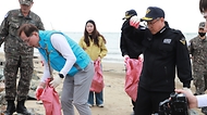 김종욱 해양경찰청장이 26일 부산 사하구 다대포 해수욕장에서 조승환 해양수산부 장관, 이상식 작전부사령관 등과 ‘제28회 바다의 날 기념 해양환경 정화 활동’을 하고 있다.