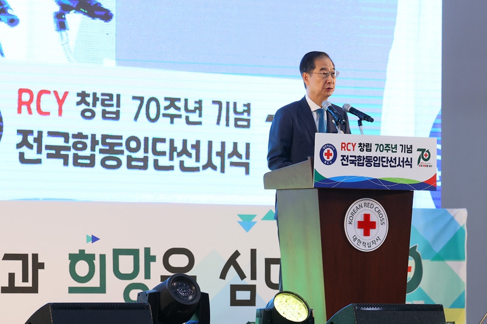 한덕수 국무총리가 3일 부산시 영도구 한국해양대학교에서 열린 ‘RCY 창립 70주년 기념 전국합동입단선서식’에서 축사를 하고 있다.