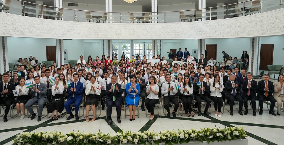 박진 외교부 장관이 3일(현지시간) 우즈베키스탄 타슈켄트 국립동방대학교에서 참석자들과 박수를 치며 기념촬영을 하고 있다.