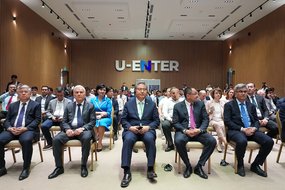 박진 외교부 장관이 3일(현지시간) 우즈베키스탄에서 열린 ‘스타트업 지원센터 U-ENTER 준공식’에 참석하고 있다.