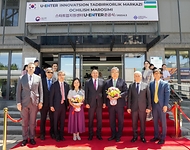 박진 외교부 장관이 3일(현지시간) 우즈베키스탄에서 열린 ‘스타트업 지원센터 U-ENTER 준공식’에서 참석자들과 기념촬영을 하고 있다.