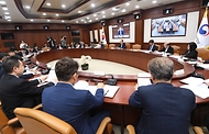5일 서울 종로구 정부서울청사에서 ‘제1차 서비스산업발전 전담반(TF) 회의’가 진행되고 있다.