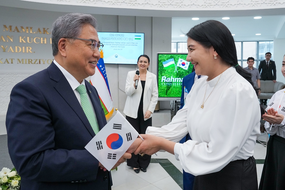 박진 외교부 장관이 3일(현지시간) 우즈베키스탄 타슈켄트 국립동방대학교에서 참석자와 악수하고 있다.