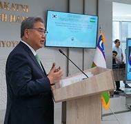 박진 외교부 장관이 3일(현지시간) 우즈베키스탄 타슈켄트 국립동방대학교에서 학생 및 교수진을 대상으로 특강을 하고 있다.