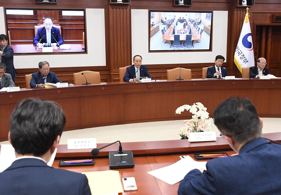 5일 서울 종로구 정부서울청사에서 ‘제1차 서비스산업발전 전담반(TF) 회의’가 진행되고 있다.