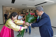 박진 외교부 장관이 3일(현지시간) 우즈베키스탄 세계경제외교대학교에서 관계자로부터 꽃다발을 전달받고 있다.