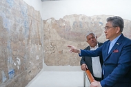 박진 외교부 장관이 2일(현지시간) 우즈베키스탄 사마르칸트 아프로시압 박물관을 방문해 전시를 관람하고 있다.