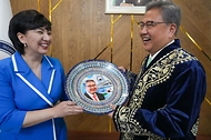 박진 외교부 장관이 3일(현지시간) 우즈베키스탄 타슈켄트 국립동방대학교에서 선물을 전달받고 있다.