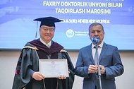 박진 외교부 장관이 3일(현지시간) 우즈베키스탄 세계경제외교대학교에서 명예박사학위를 수여받고 있다. 
