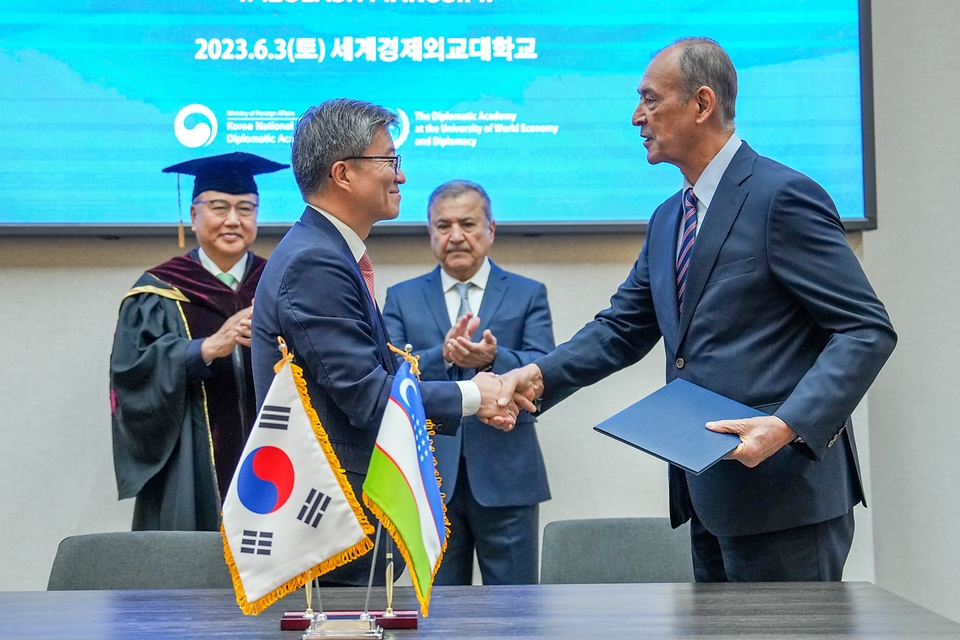 박진 외교부 장관이 3일(현지시간) 우즈베키스탄 세계경제외교대학교에서 우리나라 국립외교원과 우즈베키스탄 외교아카데미 간 협력 MOU 체결식에 임석하고 있다.