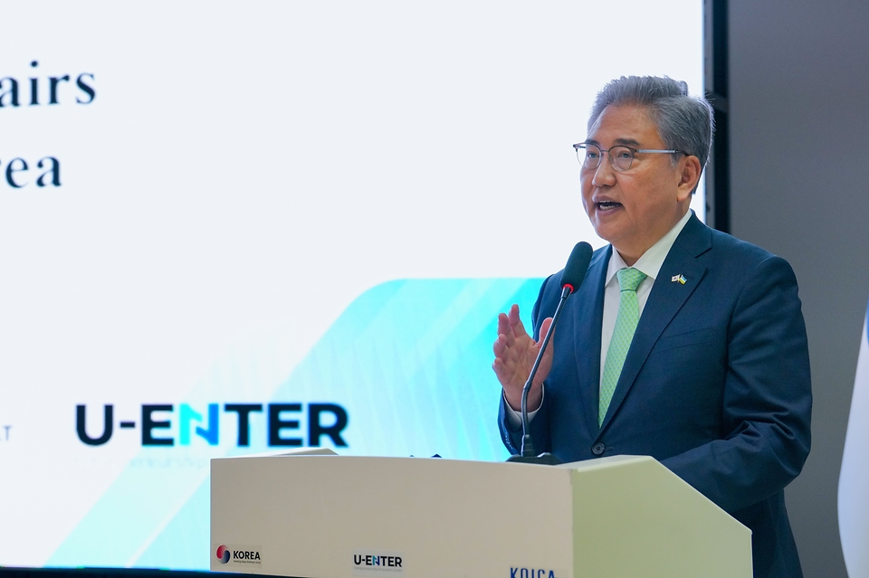 박진 외교부 장관이 3일(현지시간) 우즈베키스탄에서 열린 ‘스타트업 지원센터 U-ENTER 준공식’에서 축사를 하고 있다.