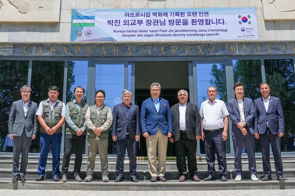 박진 외교부 장관이 2일(현지시간) 우즈베키스탄 사마르칸트 아프로시압 박물관에서 관계자들과 기념촬영을 하고 있다.