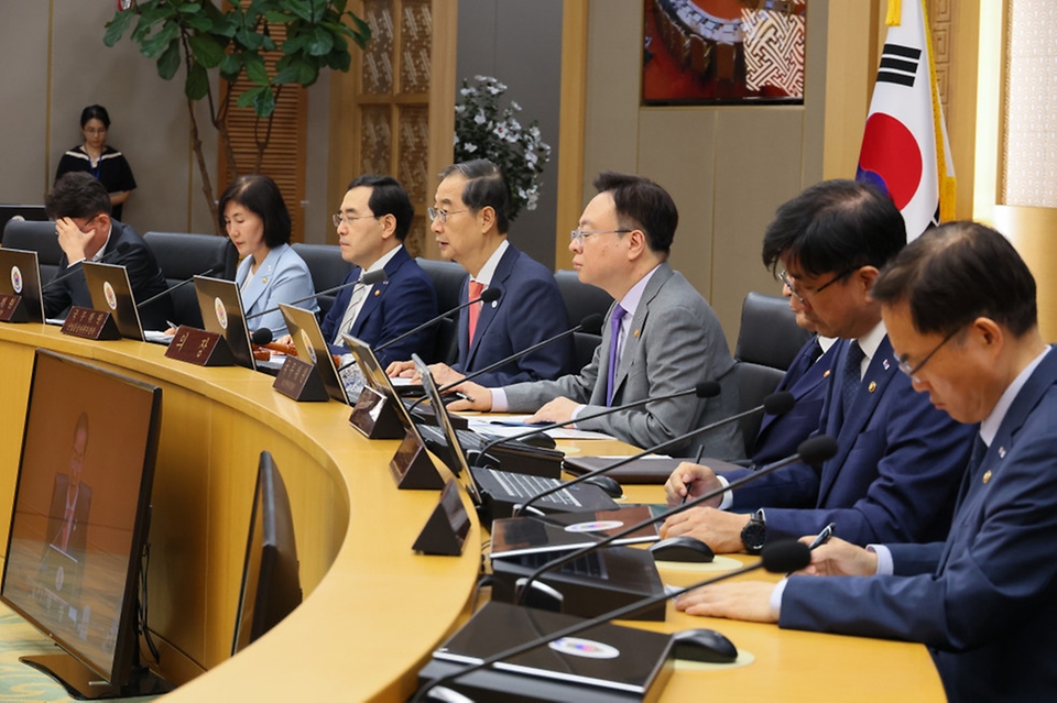 한덕수 국무총리가 5일 세종시 정부세종청사에서 열린 ‘제23회 국무회의’를 주재하고 있다.