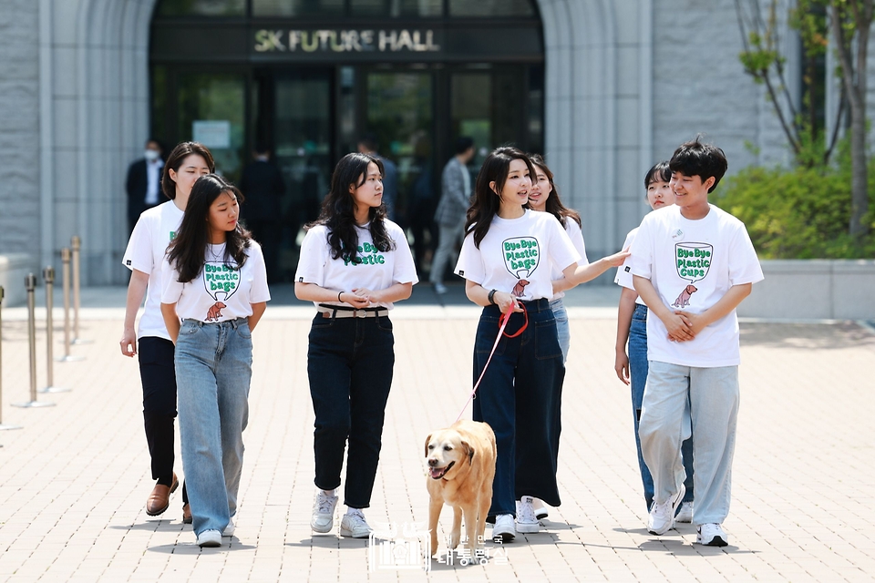 김건희 여사가 5일 서울 성북구 고려대학교에서 열린 ‘바이바이플라스틱 캠페인 출범 행사’에서 대학생들과 폐페트병으로 만들어진 티셔츠를 입고 중앙광장으로 이동하고 있다.