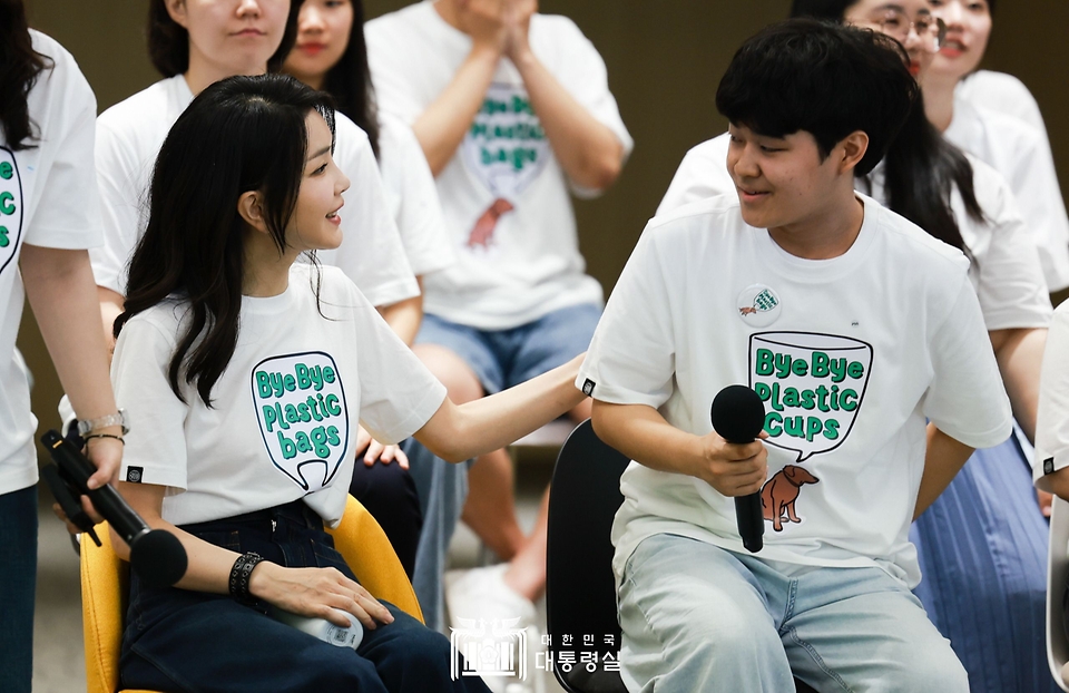김건희 여사가 5일 서울 성북구 고려대학교에서 열린 ‘바이바이플라스틱 캠페인 출범 행사’에서 참석 학생을 격려하고 있다.