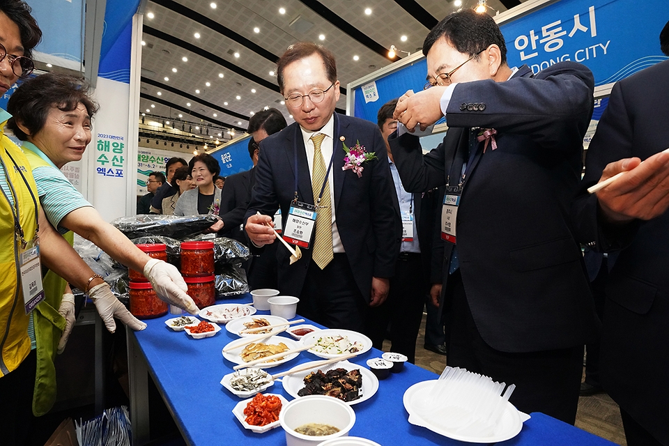 조승환 해양수산부 장관이 31일 경북 경주시 경주화백컨벤션센터에서 열린 ‘2023 대한민국 해양수산엑스포’에서 수산식품을 맛보고 있다.