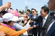 윤석열 대통령이 5일 인천시 연수구 송도 센트럴파크에서 열린 ‘재외동포청 개청 축하행사’에서 참석자들과 악수하고 있다.