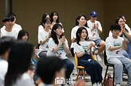 김건희 여사가 5일 서울 성북구 고려대학교에서 열린 ‘바이바이플라스틱 캠페인 출범 행사’에서 박수를 치고 있다.