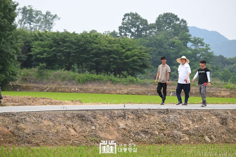 윤석열 대통령이 7일 충남 부여군 꿈에영농조합법인을 방문해 모내기 현장으로 이동하고 있다.