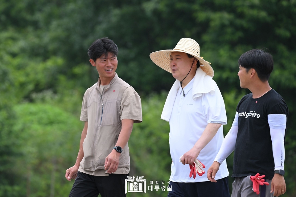 윤석열 대통령이 7일 충남 부여군 꿈에영농조합법인을 방문해 농민들과 대화하고 있다.