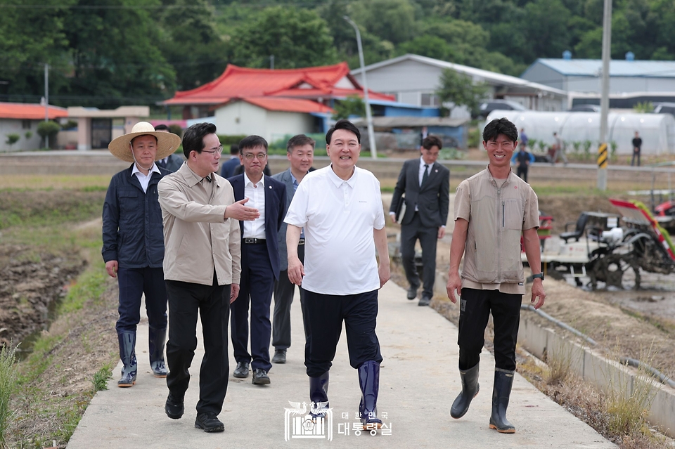 윤석열 대통령이 7일 충남 부여군 꿈에영농조합법인 모내기 현장을 방문해 자율주행 이앙기 시승을 마친 후 이동하고 있다.