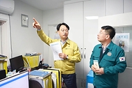 강경성 산업통상자원부 2차관이 7일 여름철 에너지 이용 소외계층에 대한 냉방기기 지원 현장 점검을 위해 서울 마포구 하나렘넌트 장애인주간보호센터를 방문하고 있다.
