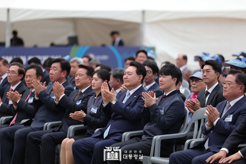 윤석열 대통령이 7일 충북 청주시 문화제조창 중앙광장에서 열린 ‘평택-오송 고속철도 2복선화 착공 기념식’에서 박수를 치고 있다.