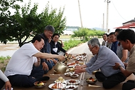 윤석열 대통령이 7일 충남 부여군 꿈에영농조합법인을 방문해 모내기를 마친 뒤 주민들과 새참을 먹고 있다.