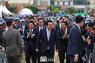 윤석열 대통령이 7일 충북 청주시 문화제조창 중앙광장에서 열린 ‘평택-오송 고속철도 2복선화 착공 기념식’에 참석하고 있다.