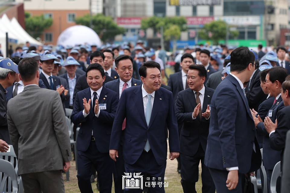 윤석열 대통령이 7일 충북 청주시 문화제조창 중앙광장에서 열린 ‘평택-오송 고속철도 2복선화 착공 기념식’에 참석하고 있다.