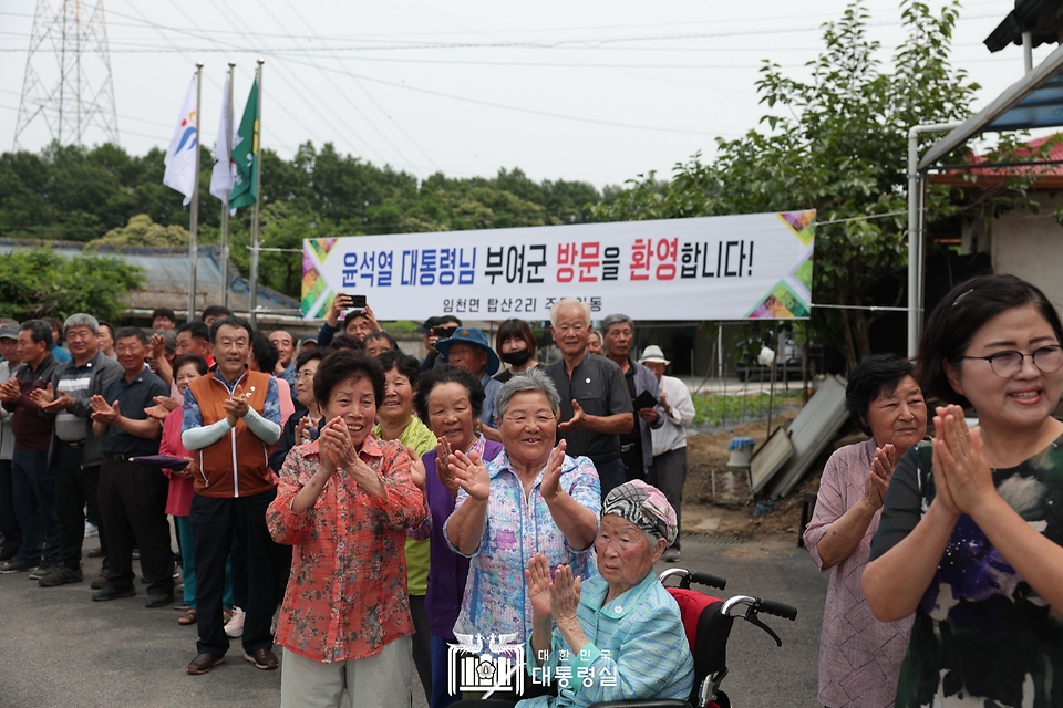 윤석열 대통령이 7일 충남 부여군 꿈에영농조합법인을 방문해 모내기를 마친 뒤 주민들의 환영을 받고 있다.