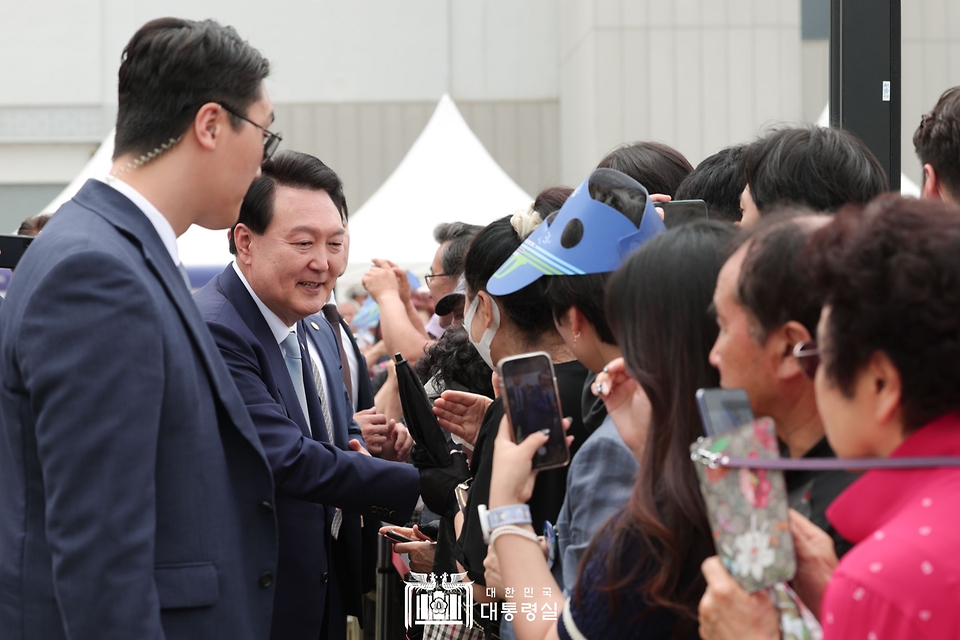 윤석열 대통령이 7일 충북 청주시 문화제조창 중앙광장에서 열린 ‘평택-오송 고속철도 2복선화 착공 기념식’에서 시민들과 인사하고 있다.