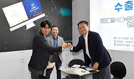 방기선 기획재정부 1차관이 14일 서울 강남구 코엑스에서 열린 ‘원스톱 수출·수주지원단, 메타버스 엑스포’를 방문해 수출기업 상담 부스에서 관계자와 기념촬영을 하고 있다.