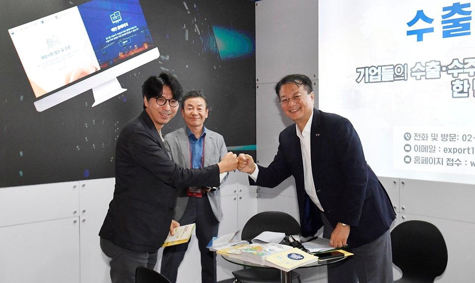 방기선 기획재정부 1차관이 14일 서울 강남구 코엑스에서 열린 ‘원스톱 수출·수주지원단, 메타버스 엑스포’를 방문해 수출기업 상담 부스에서 관계자와 기념촬영을 하고 있다.